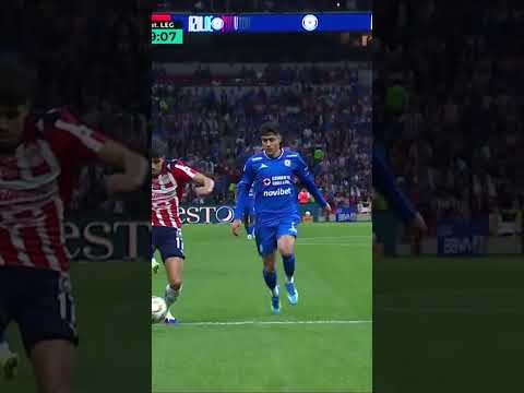 Depois de uma saída de bola estranha do goleiro, Sandoval aproveitou e colocou o Chivas na frente! thumbnail