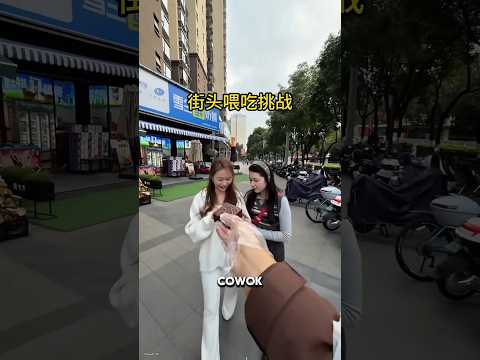 Dia Kasih Semua Orang Makan, Tapi Cewek Malang Ini Malah Diabaikan! 😳 thumbnail