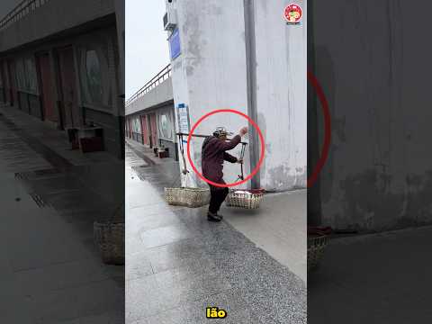 Ông lão bán rau chạy nhanh để kịp chuyến phà thumbnail