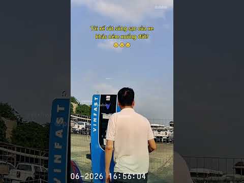 Tài xế rút súng sạc của xe khác ném xuống đất? 😠 #xedien #vinfast #vanhoagiaothong #shorts thumbnail