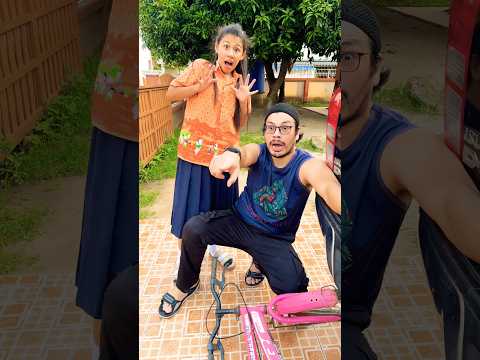 พ่อขับรถไม่ดูเลย เหยียบจักรยานหนูพัง!! 😂 Ep.3 #funny #comedy #drama #humor #memes #youtube #shorts thumbnail