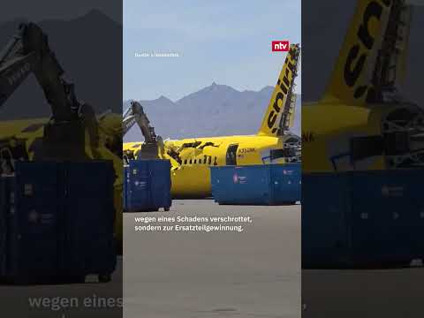 Bagger zerlegt fast neuen Airbus von Pleite-Airline thumbnail