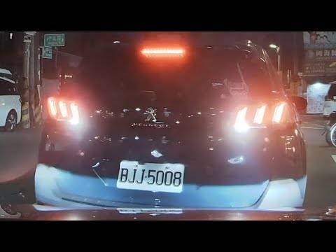 按了兩下喇叭提醒，最後長按喇叭警示直接惱羞蓄意倒車擋車（車號：BJJ-5008） thumbnail