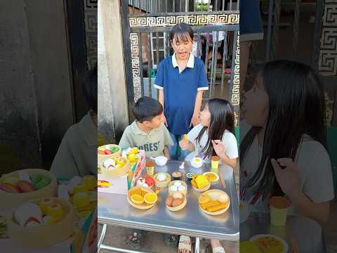 CCT - Cậu bé chơi với bộ đồ chơi nhà bếp || The boy was playing with his toy kitchen set. thumbnail