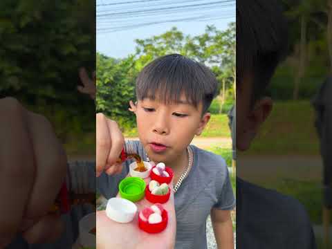 Cô bé ngoan ngoãn ăn kẹo cầu vồng và uống Coca-Cola rất ngon miệng. #vui #kẹo #thứcăn #dễthương thumbnail
