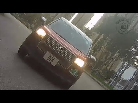  車CAM直擊 - 的士狗 XU712 入錯線又推又呠又高燈又開窗X人  thumbnail