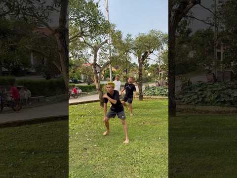 Kalian kalo main bola pernah gini juga ga, pas nendang bolanya kena kaca #shorts #lucu #kocak thumbnail