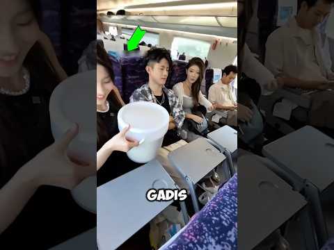 cewek ini bawa minuman segede drum di kereta. thumbnail