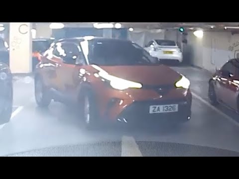 車CAM直擊 - 又一個唔識睇地線箭嘴嘅盲西 thumbnail