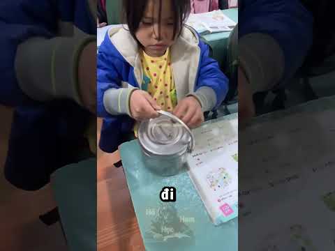 Bí Mật Đau Lòng Bên Trong Hộp Cơm Của Lớp Học Mồ Côi ? thumbnail