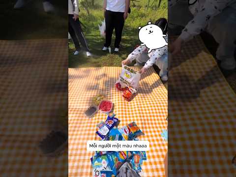 Cô gái cùng các bạn góp những món đồ có màu sắc khác nhau thumbnail