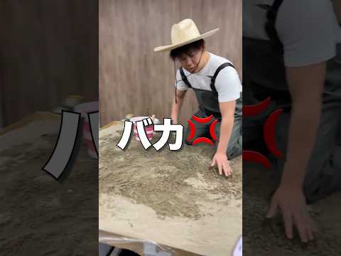 上司のデスクを砂で埋め尽くしたらめちゃくちゃ怒られた。 thumbnail