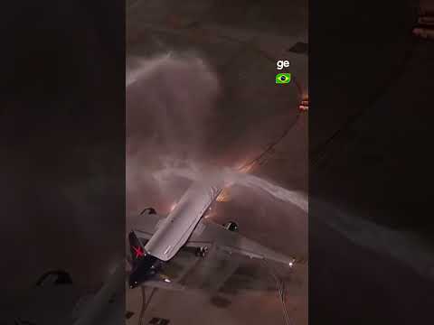 AVIÃO DA SELEÇÃO PASSA PELO ARCO DE ÁGUA PARA TRAZER BOAS ENERGIAS NA COPA | #shorts | ge.globo thumbnail