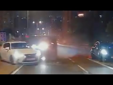 車CAM直擊 - 橫掃千軍🫣 美孚三車相撞 事發一刻 (轉載)  thumbnail