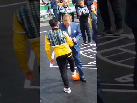 Present for the king 👑🇳🇱😜 #football #soccer #panna #king #netherlands thumbnail