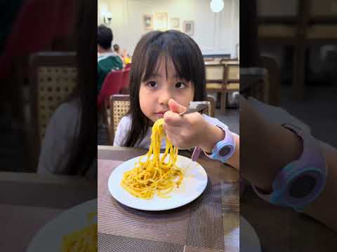 Câu chuyện con gái nhỏ đói bụng, Được ba đưa đi siêu thi ăn - The story of the hungry little girl thumbnail