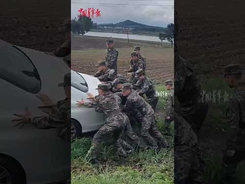 🇨🇳 军装里的温柔一刻 🇬🇧 A Gentle Moment in Uniform thumbnail