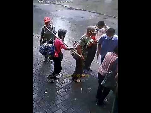 ?? 雨中善举：女子不急上车为众人撑伞，接应卖菜老人与路人 ?? Umbrella of Kindness: Woman Delays Boarding to Shield Others thumbnail