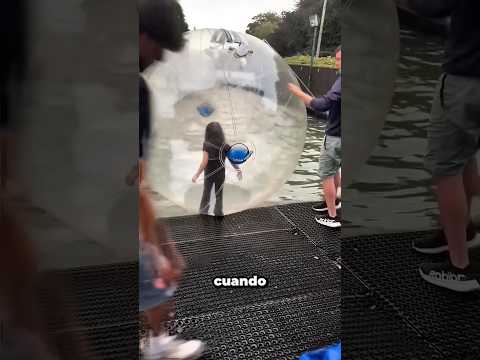 ¡¿Pensó Que Este Globo Gigante Podía Caminar Sobre el Agua?! 😱🎈🌊 thumbnail