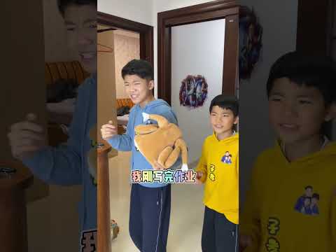 爸爸和儿子把房间搞得一团乱，当心被妈妈发现，结果…#家庭搞笑 #糟糕糟糕omg #魔法怎么失灵啦 #不扫兴的爸爸妈妈 #温馨的家庭时刻 thumbnail
