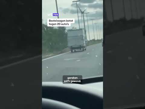 Bestelwagen botst tegen 20 auto's thumbnail