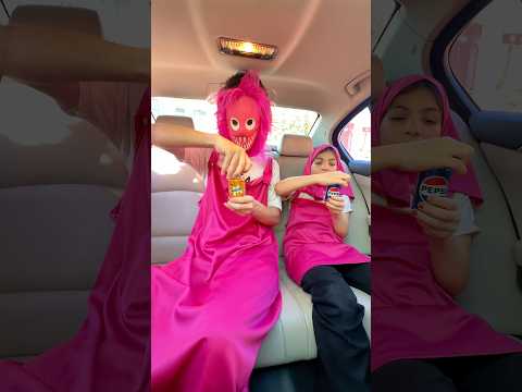 شربوا العصير بسيارة وصدمة 😱 عمو الشرطي أخذها !!! thumbnail