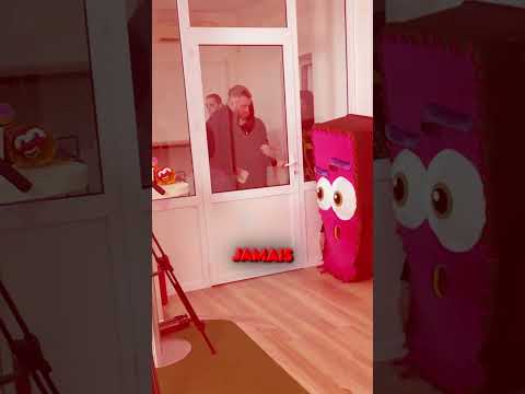 IL EMPÊCHE SON PATRON D'ENTRER ! ??? thumbnail