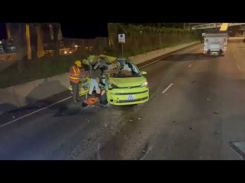 車CAM直擊 - (意外後現場) 呢位司機與死神擦身而過 ? 半個車頂劏開咗 thumbnail