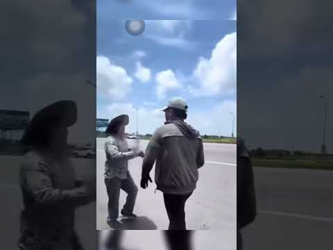 Đang xôn xao: 2 người đàn ông mâu thuẫn và cách xử lý khiến CĐM nhìn là thấy ghê thumbnail