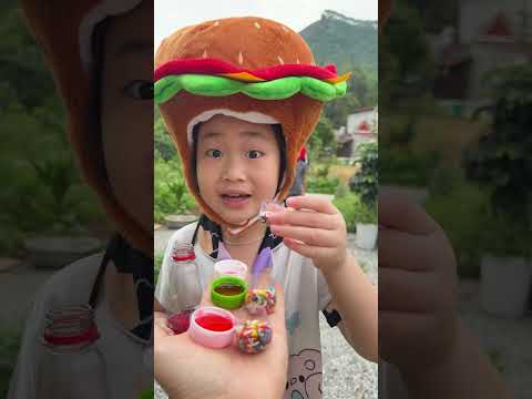 Cô bé ngoan ngoãn ăn kẹo cầu vồng và uống Coca-Cola rất ngon miệng. #vui #kẹo #thứcăn #dễthương thumbnail