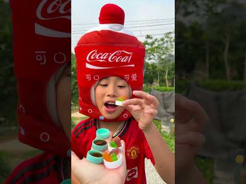 Cô bé ngoan ngoãn ăn kẹo cầu vồng và uống Coca-Cola rất ngon miệng. #vui #kẹo #thứcăn #dễthương thumbnail