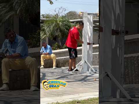 La puerta 🚪 sin fondo 😲 #funny #humor #viralvideo thumbnail