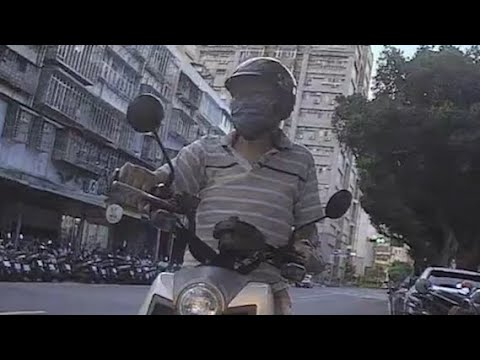 這種逆向過來搶車位的老人，有人會讓嗎？（開聲音） thumbnail