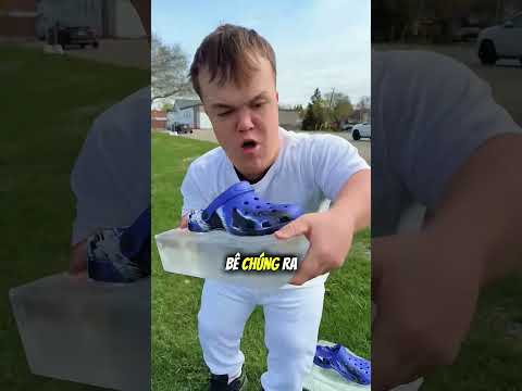 Cậu ấy đã biến đôi Crocs thành phiên bản trượt băng 😲 thumbnail