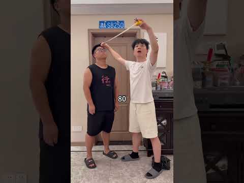 量衣服是这样吗？？？ #精准打击 #搞笑 #万万没想到 thumbnail