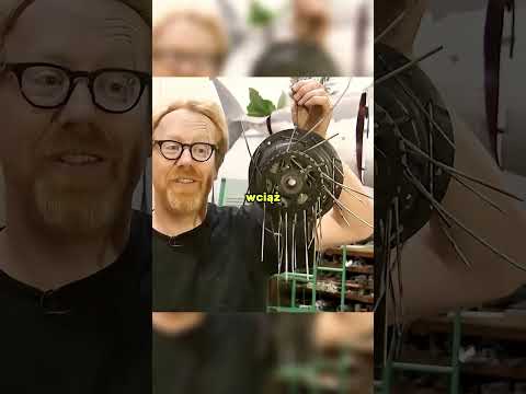 Co sie stanie jeśli włoży sie patyk w sprychy jadącego motocylka thumbnail