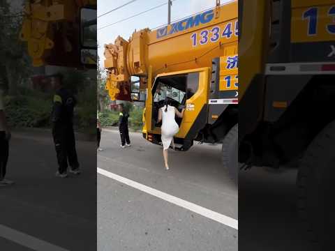 Nữ tài xế xinh đẹp lái xe cẩu siêu lớn #truckdriver #excavator #crane  #truck #automobile #trucker thumbnail