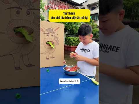 Cậu bé cực lầy cho chú lừa bằng bìa carton ăn rau với mù tạt thumbnail