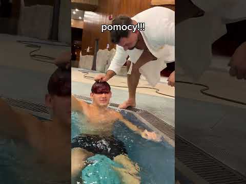 On pokazuje plusy i minusy na basenie thumbnail