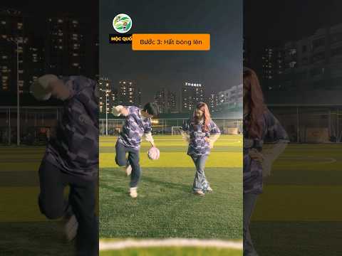Chỉ 3 bước anh chàng đã hướng dẫn cô gái kỹ thuật gắp bóng bằng hai chân thành công #shorts thumbnail