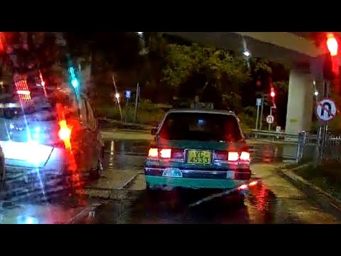 車CAM直擊 - 的哥睇錯燈，紅燈照行，響哂咹都無視！大地任佢行，仲要車住客！#已舉報  thumbnail