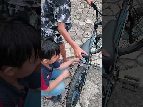 Siapa Yg Bs Bkin Knalpot Sepeda Dr Botol? Mama Kaget Ara Dibikinin Temannya Dedek Kecil Sedih Mw 🍼🚲🥺 thumbnail