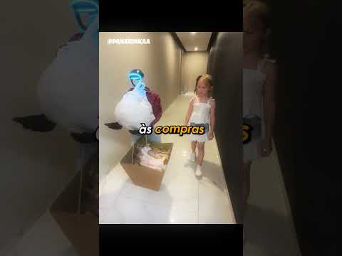 Ele comprou um robô thumbnail