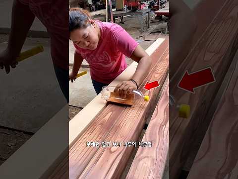 나뭇결을 만들어내는 여성 thumbnail