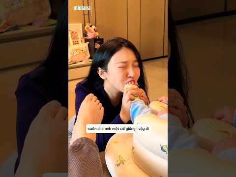 Chị gái nựng yêu đôi bàn chân em bé thumbnail