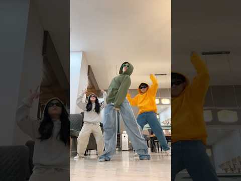 Siblings Trio Doing The Conga! 😂🕺🏻💃🏻 #Shorts thumbnail