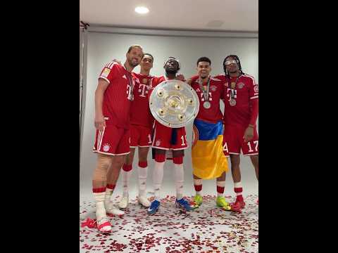 Kane, Musiala, Davies, Díaz and Olise posing for the ICONIC PHOTO | Bayern's Bundesliga title party thumbnail