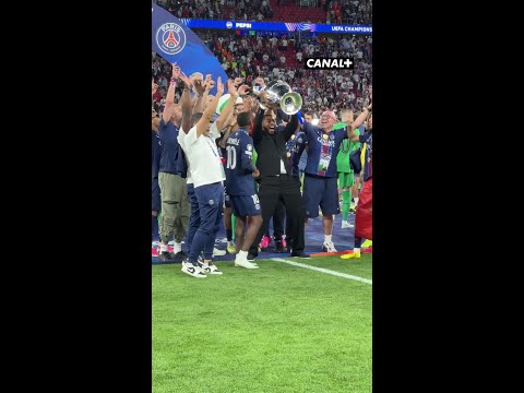 Kimpembe célèbre avec le PSG 🥹 thumbnail