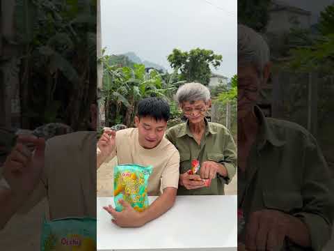 Ông nội đã chọn gói BIM BIM nhỏ và tặng cho chàng trai một món quà bất ngờ to đùng. #shorts thumbnail
