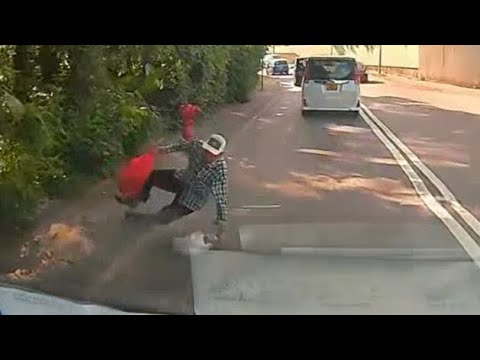車CAM直擊 - 希望有人認得呢位90歲伯伯！ 錦田公路 路邊阿伯企唔穩突然跌出馬路 (轉載)  thumbnail